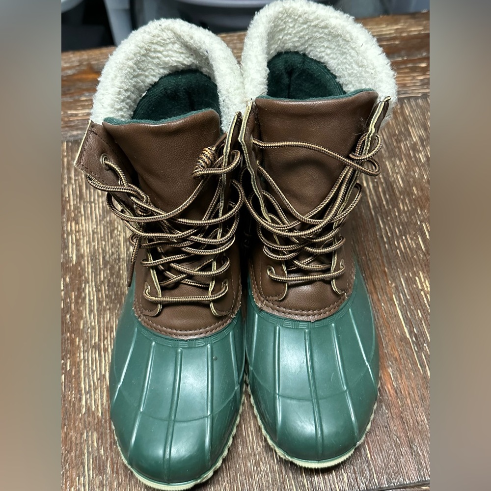 Size L 8/9. I’m a 9.5 in women’s and it still fits me! Color: Green and brown.